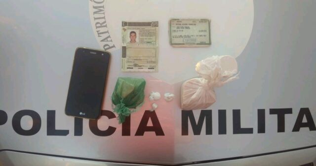 A Polícia Militar de Pires do Rio prende suspeitos por tráfico de drogas