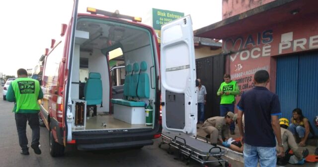 Acidente entre um carro e uma moto deixou uma pessoa ferida, no bairro Pio Gomes