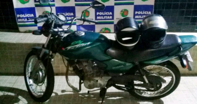 Polícia Militar recupera moto furtado por dois menores, no bairro São João.