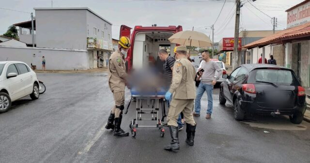 Motociclista fica ferido em acidente entre carro e moto, na Avenida Vera Cruz