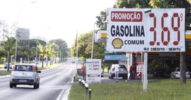 Postos reduzem preço e litro da gasolina cai a R$ 3,69 em algumas cidades