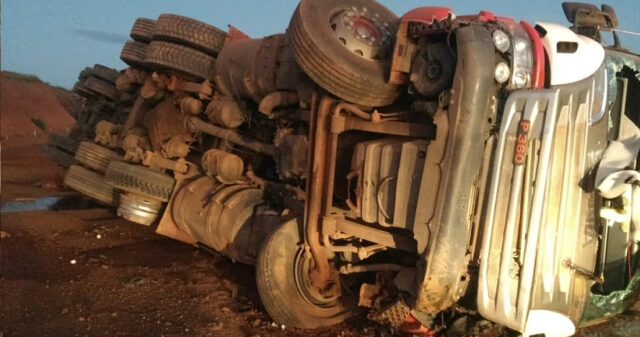 Carreta cai em buraco de obra de viaduto na BR 050, em Catalão