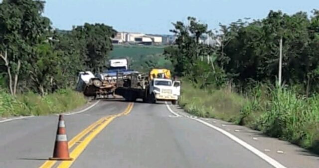 Caminhão-tanque carregado com leite tomba na GO-330, em Ipameri