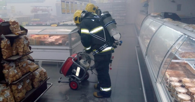 Bombeiros são acionados para combaterem incêndio em forno elétrico em supermercado de Catalão