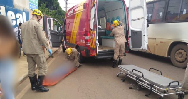 Jovem fica ferida em colisão entre carro e moto no bairro Santo Antônio