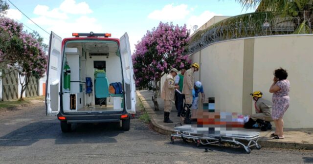 Mulher fica ferida em colisão entre duas motos, no Bairro Leblon
