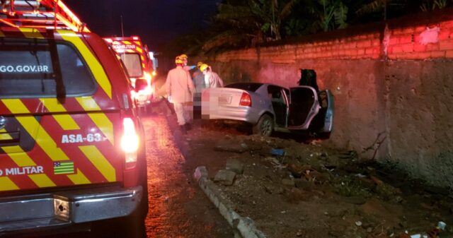 Condutor abandona carro e foge, após colidir em muro no Bairro Castelo Branco I