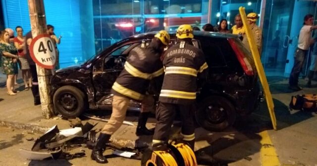 Sete pessoa ficam feridas em acidente envolvendo dois veículos no Centro de Caldas Novas