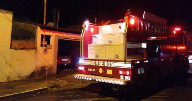 Bombeiros combatem incêndio em residência no Bairro Nossa Senhora de Fátima