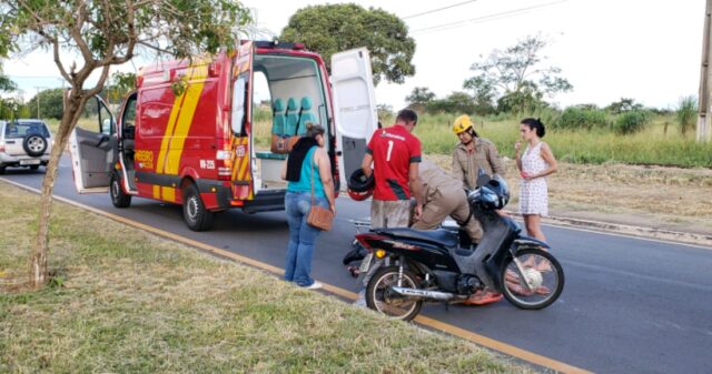 Queda de moto deixa um mulher ferida no Bairro Santa Cruz