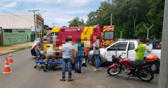 Mulher fica ferida em colisão entre carro e moto no Bairro Ipanema.