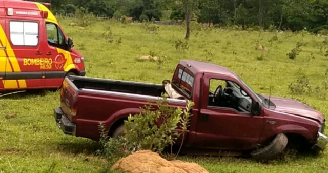 Saída de pista na GO-330 deixa passageiro ferido, no municipio de Três Ranchos
