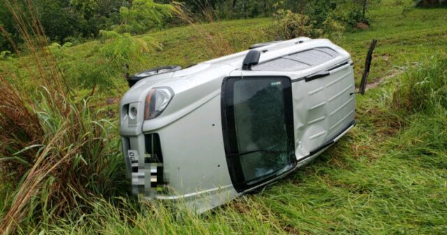 Carro com três pessoas sai da pista na GO 330 entre Ipameri e Catalão
