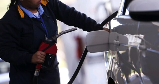 Petrobras elevará em 1% preço médio da gasolina na terça-feira
