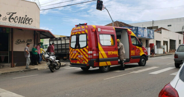 Motociclista fica ferido em colisão com caminhão no Bairro São joão