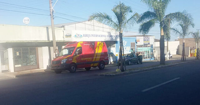 Motociclista fica ferido após colidir contra traseira de veículo, no bairro São joão