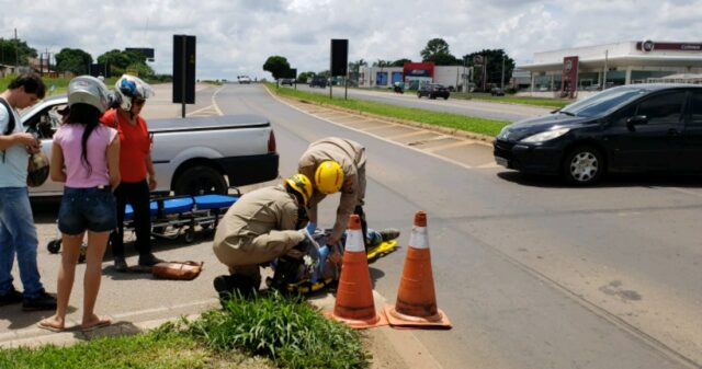 Acidente envolveu carro e moto no trevo do Posto JK