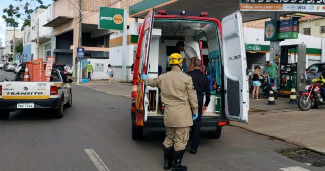 Acidente envolvendo carro e moto é registrado no Centro de Catalão