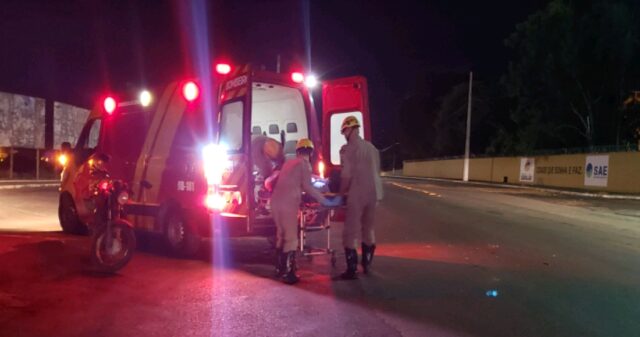 Motociclista fica ferido após envolver em acidente na Avenida JK