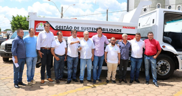 Prefeito Onofre Galdino e o Ex Deputado Federal, Daniel Vilela (MDB), entrega dois novos caminhões ao município de Ouvidor