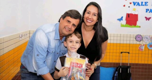 Prefeito Onofre Galdino entrega kits escolares para rede municipal de ensino