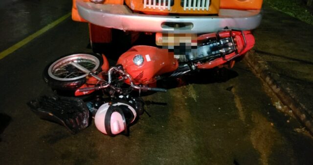 Jovem de 26 anos morre após colidir moto contra carreta estacionada no Bairro Santa Cruz
