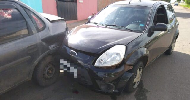 Duas crianças ficam feridas em colisão entre carros no Jardim Paraíso
