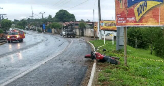 Motociclista tem ferimentos graves ao ser arremessado contra estrutura de concreto na GO-210, em Goiandira