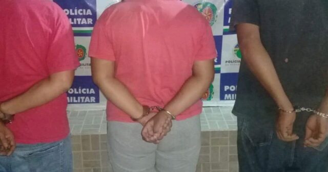 Três suspeitos de roubo a comércio presos em flagrante logo após cometerem o delito