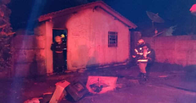 Corpo de Bombeiros de Catalão controla incêndio em residência no Bairro Castelo Branco