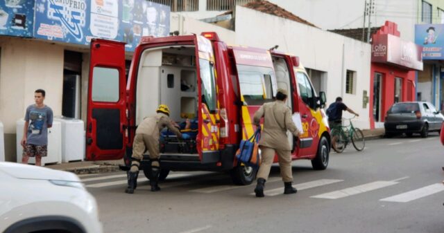 Mulher fica ferida após envolver em acidente no bairro São João