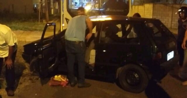 Quatro adultos e uma criança ficam feridos em acidente entre carro e ônibus em Catalão