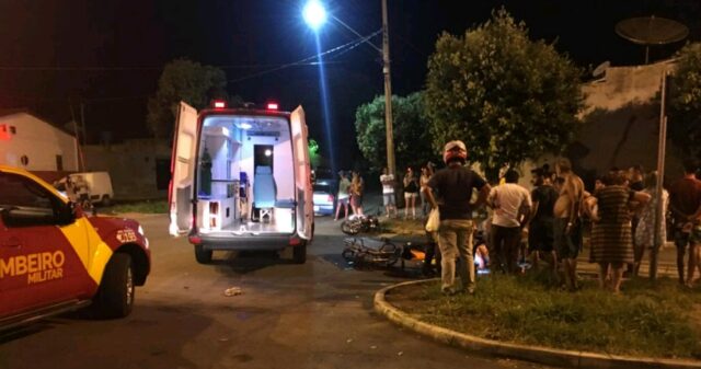 Acidente entre carro e moto deixa casal gravemente feridos