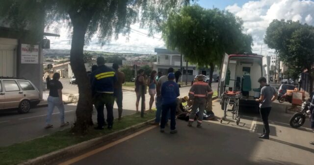 Motociclista fica ferido após bater em canteiro central em Catalão