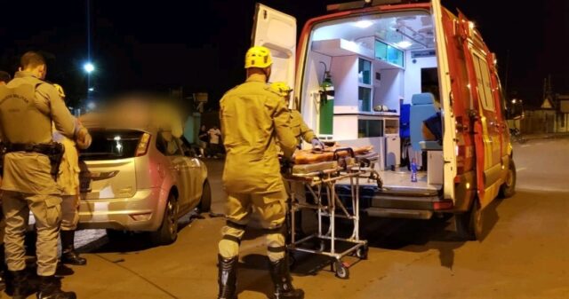 Mulher vai parar no teto de carro, após acidente em Catalão