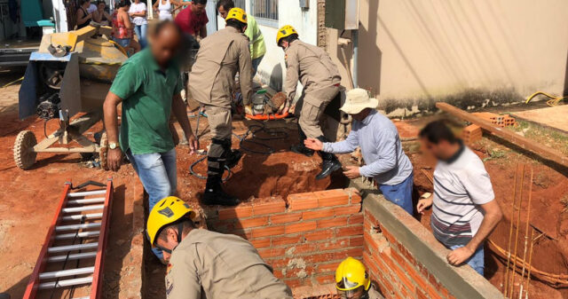 Homem de 51 anos é resgatado após cair em fossa séptica em construção no Centro de Ouvidor