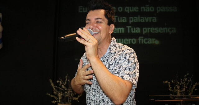 Cantor Gospel Regis Danese, atrai centenas de pessoas na Igreja Avivamento Pleno em Catalão