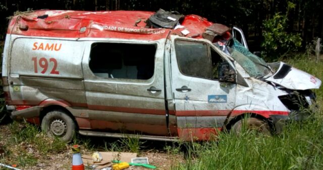 Ambulância do SAMU de Ipameri após aquaplanar na GO-330, capota e deixa uma pessoa ferida