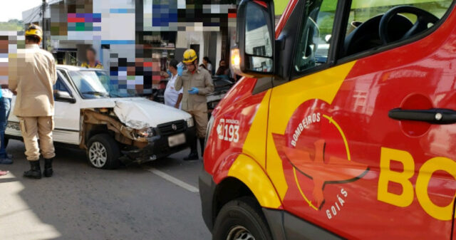 Motorista colide em veículo estacionados na avenida José Marcelino, em Catalão