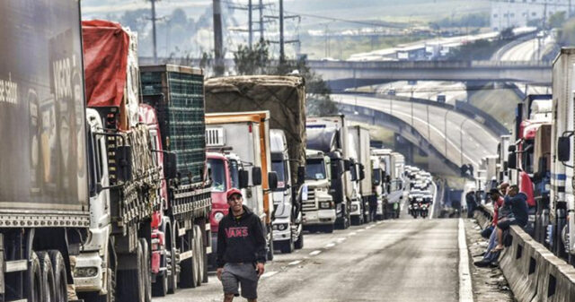 Caminhoneiros se mobilizam para nova paralisação