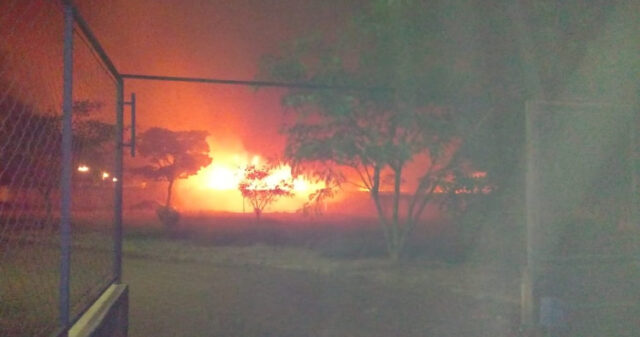 Incêndio é registrado em pátio de veículos em Coromandel