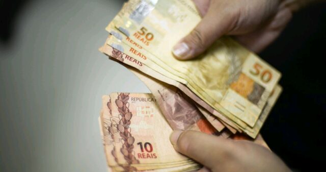 Governo propõe salário mínimo de R$ 1.040 para o próximo ano
