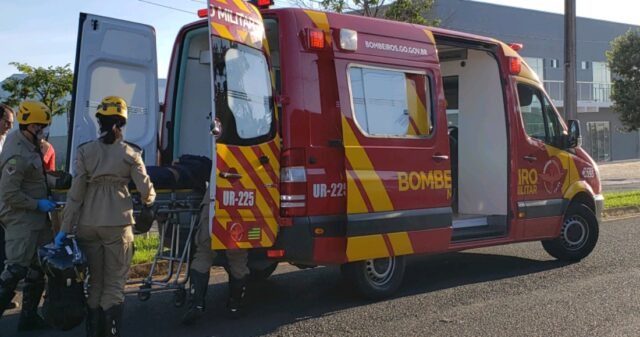 Acidente em rotatória deixa motociclista ferido em Catalão