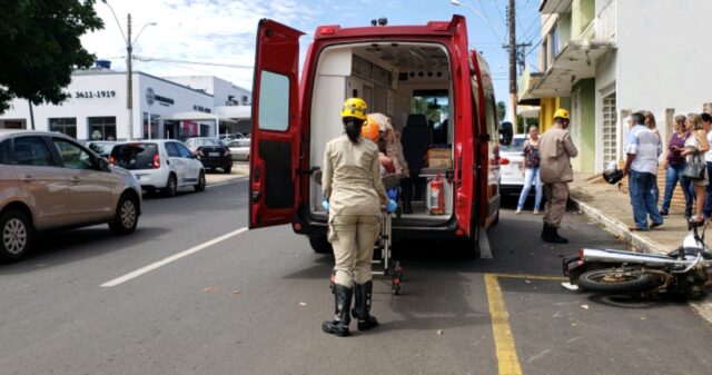 Acidente entre carro e moto deixa uma pessoa ferida no Centro de Catalão