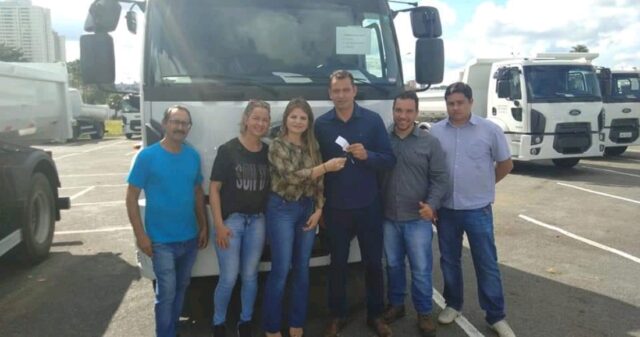 Prefeito João Rios da cidade de Cumari recebe caminhão basculante para atender demandas do município