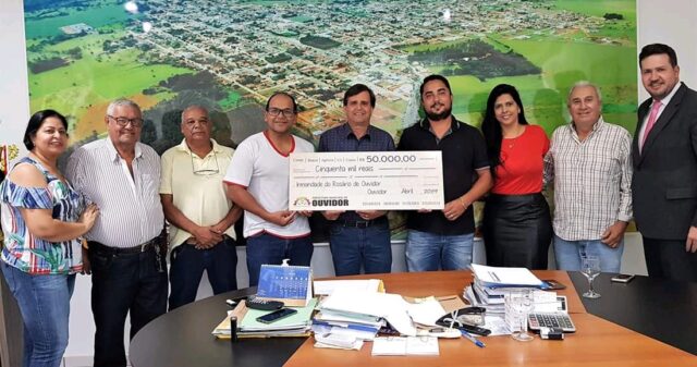 Festeiros e Diretoria da Irmandade de Nossa Senhora do Rosário de Ouvidor recebe repasse da prefeitura