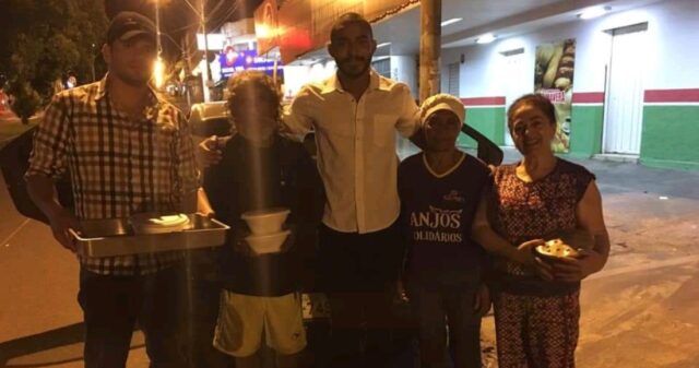 Em Catalão grupo de voluntários da CAMOR faz ação solidária aos moradores de rua