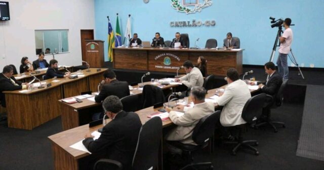 Câmara de Catalão acaba com 13º salário dos vereadores