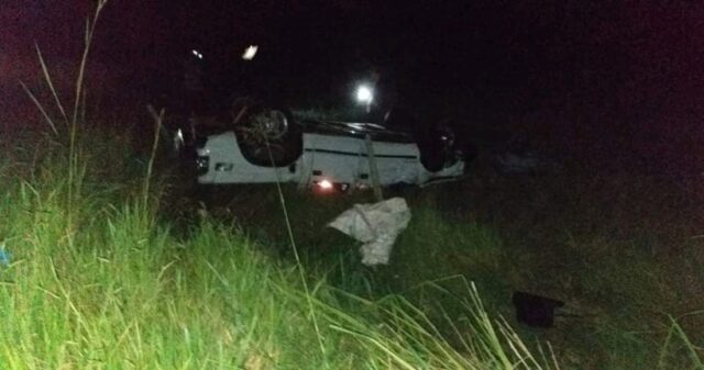 Casal rouba caminhonete, faz vítima refém em Caldas Novas e na fuga capota veículo na GO-139