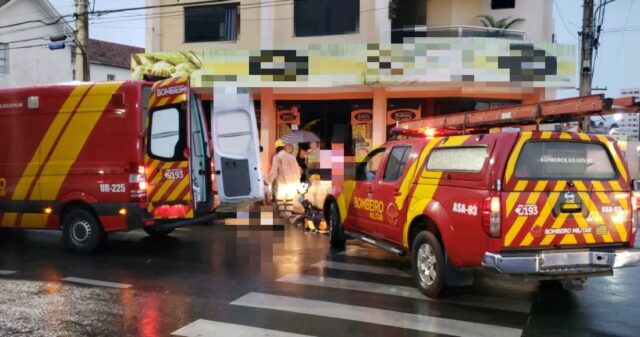 Mãe e filha ficam feridas em grave acidente envolvendo moto e carro no Centro de Catalão